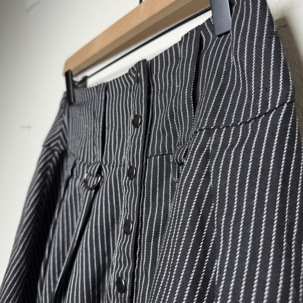 Hot Topic Women Grunge Skirt XS Black Pinstripe Pleated Mini D-Ring Button Front - Picture 6 of 9